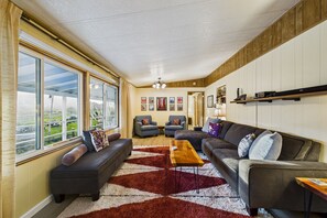 Smart TV, chimenea, videojuegos y futbolito