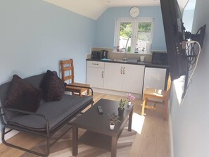 Apartamento | Cocina privada | Frigorífico, microondas, horno y hervidor eléctrico