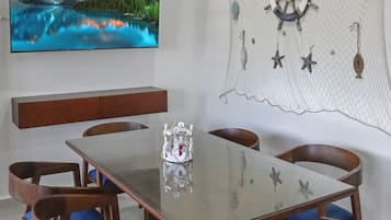 Basic Apartment | Dining