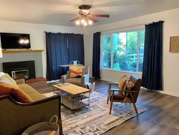 Living area - Cheerful two bedroom home, downtown St George! (St. George)