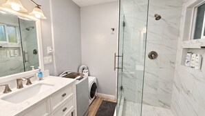 Douche, sèche-cheveux, serviettes fournies, savon