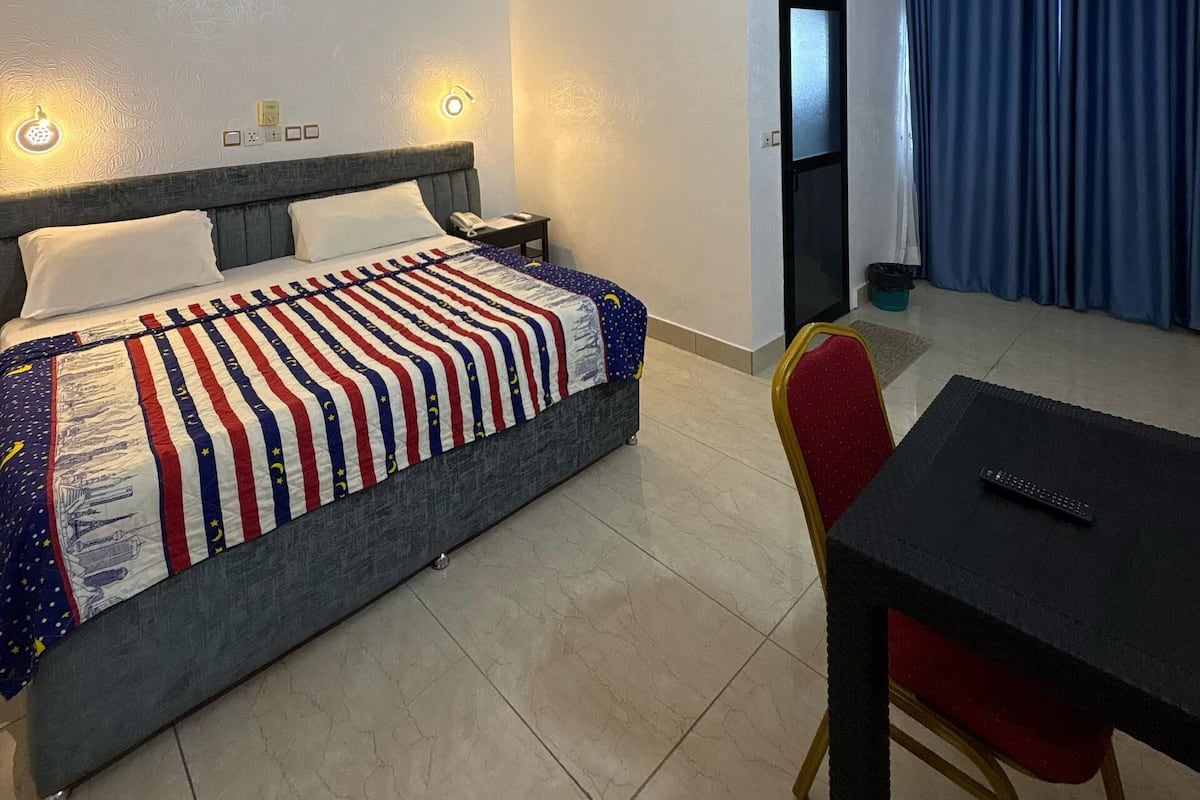 Chambre triple Confort | Literie de qualité, couette en duvet, décor unique, ameublement unique