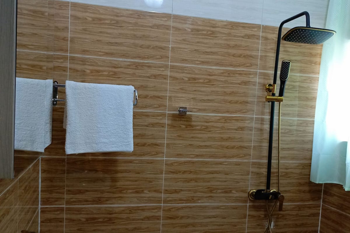 Chambre triple classique | Salle de bain | Douche, pomme de douche hydromassante, serviettes fournies