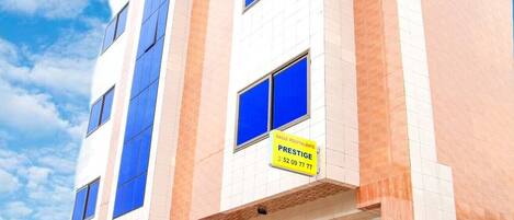 Vista frontal de la propiedad