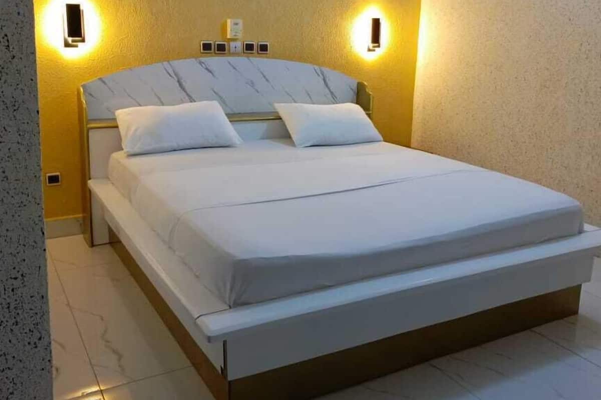 Chambre triple classique | Literie de qualité, couette en duvet, décor unique, ameublement unique