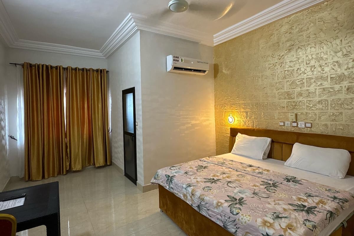 Chambre triple Confort | Literie de qualité, couette en duvet, décor unique, ameublement unique