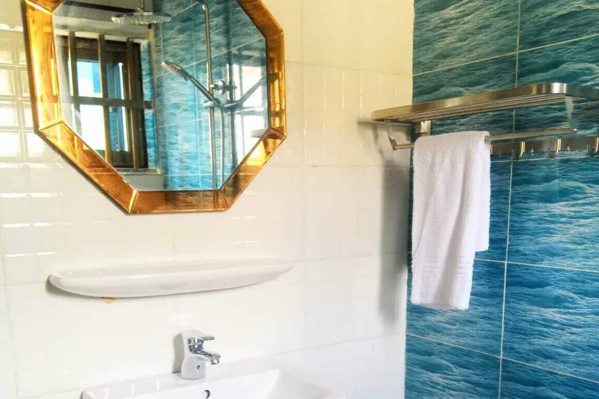 Chambre triple Standard | Salle de bain | Douche, pomme de douche hydromassante, serviettes fournies