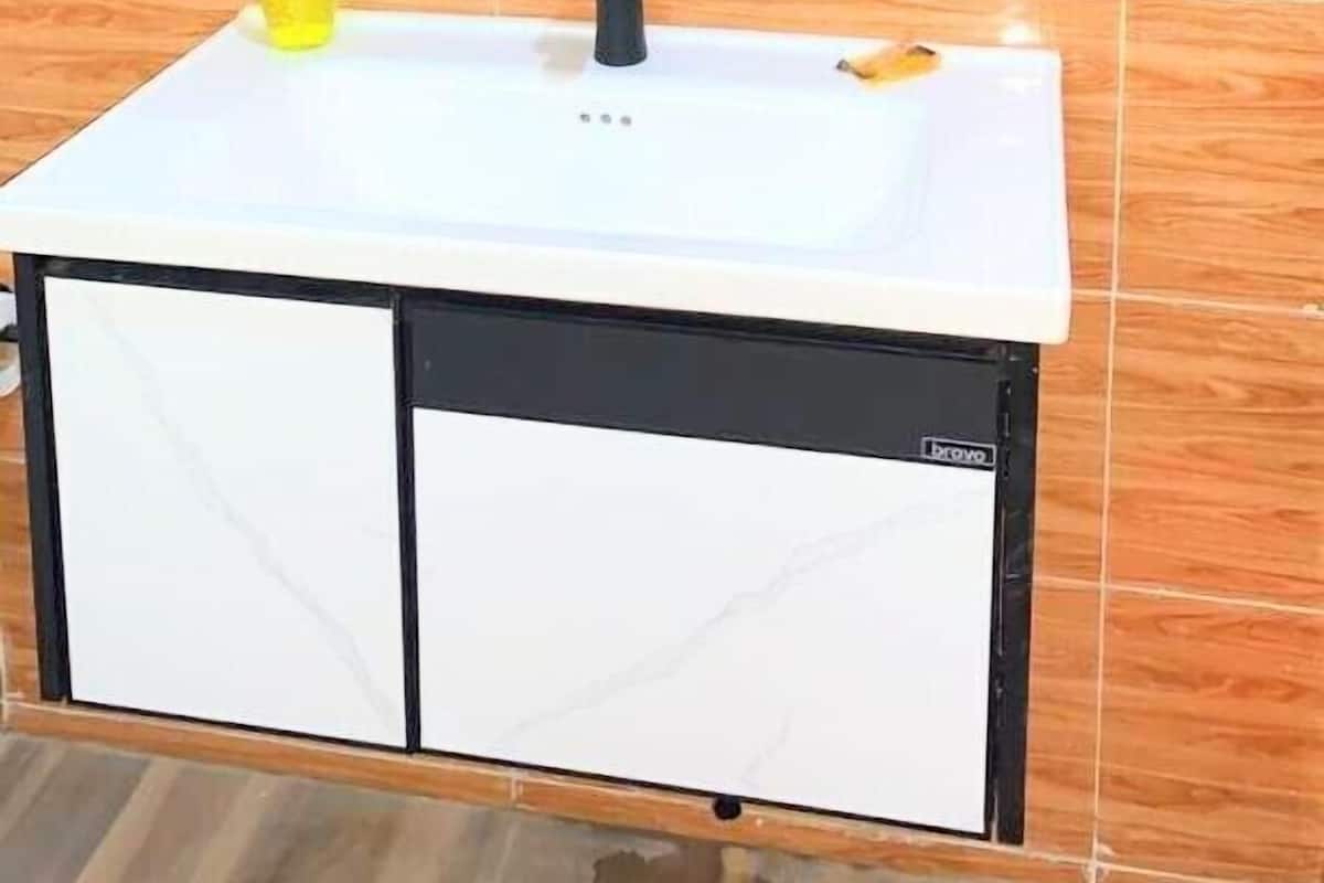 Chambre triple Confort | Salle de bain | Douche, pomme de douche hydromassante, serviettes fournies