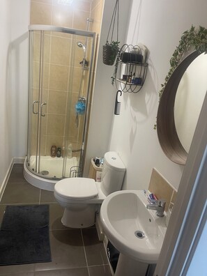 Apartment | Bathroom | Combined shower/bathtub, deep-soaking bathtub, hair dryer - Apartment Sleeps 4 With Free Parking (Salford)