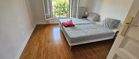 2 slaapkamers, een strijkplank/strijkijzer, wifi, beddengoed