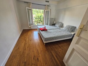 2 chambres, fer et planche à repasser, Wi-Fi, draps fournis