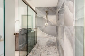 Dusche, Haartrockner, Handtücher, Seife