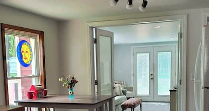 4 bedroom home, View and Access to Lake Tawas. Kayaks. Sleeps 9. King Bed.