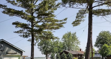 4 bedroom home, View and Access to Lake Tawas. Kayaks. Sleeps 9. King Bed.