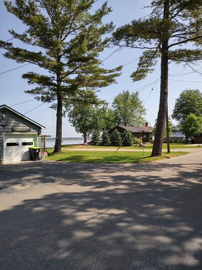 4 bedroom home, View and Access to Lake Tawas. Kayaks. Sleeps 9. King Bed.