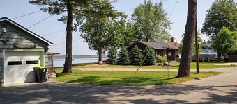4 bedroom home, View and Access to Lake Tawas. Kayaks. Sleeps 9. King Bed.