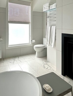 Séchoir à cheveux, serviettes fournies, savon, shampooing