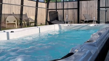 Innenpool, Außenpool (je nach Saison geöffnet), Liegestühle