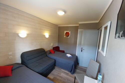 Ameublement personnalisé, bureau, Wi-Fi gratuit, draps fournis