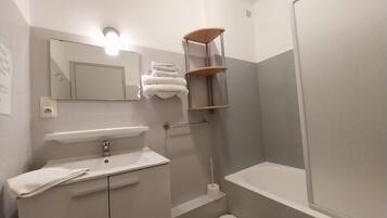 Panoramic Double Room | Bilik Mandi | Tuala disediakan