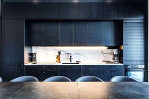 Frigorifero, microonde, forno, piano cottura