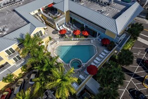 Een verwarmd zwembad