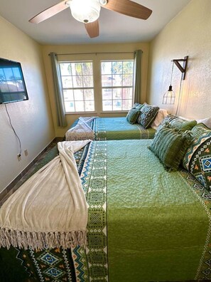 Iron/ironing board, free WiFi, bed sheets - Tropical paradise, huge yard 2min walk 2beach dogs - Parking, Grill, Family! (South Padre Island)