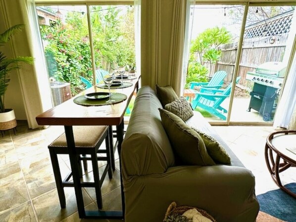 Smart TV - Tropical paradise, huge yard 2min walk 2beach dogs - Parking, Grill, Family! (South Padre Island)