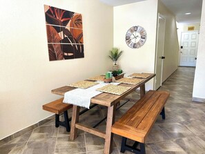 Dining - Tropical paradise, huge yard 2min walk 2beach dogs - Parking, Grill, Family! (South Padre Island)