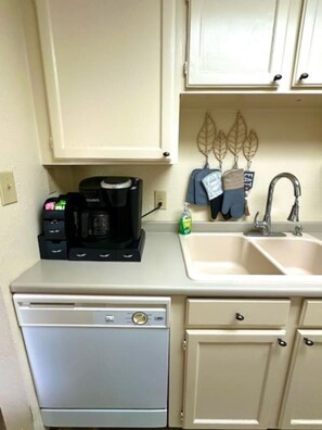 Fridge, microwave, oven, stovetop - Tropical paradise, huge yard 2min walk 2beach dogs - Parking, Grill, Family! (South Padre Island)