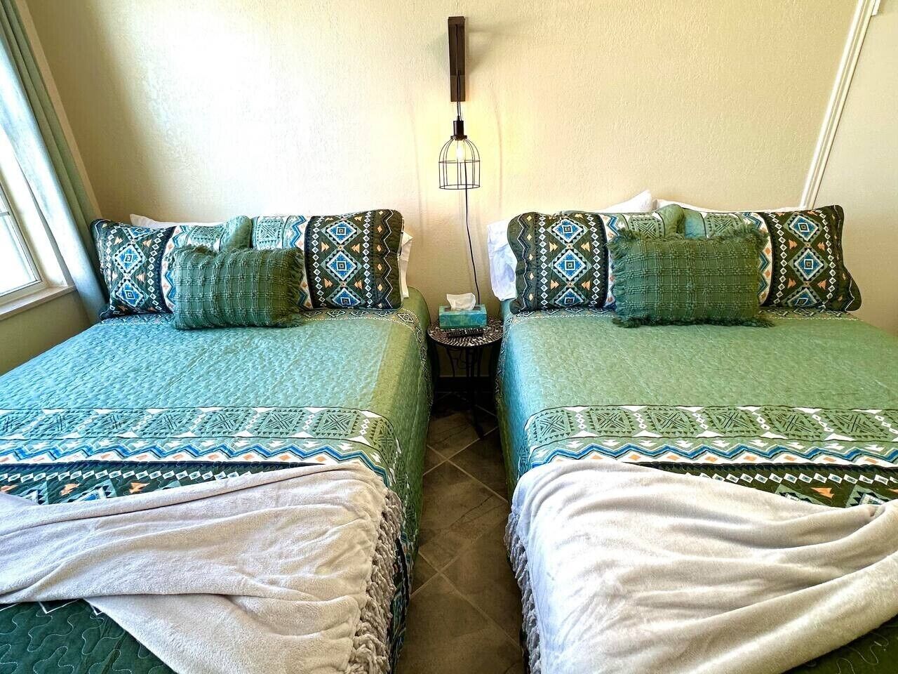 Tabla de planchar con plancha, wifi gratis, ropa de cama