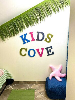 Interior - Tropical paradise, huge yard 2min walk 2beach dogs - Parking, Grill, Family! (South Padre Island)