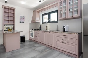 Køleskab, mikrobølgeovn, ovn, kogeplade