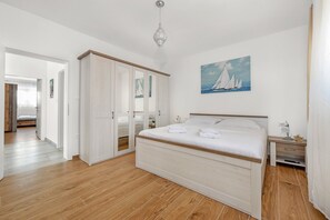 4 chambres, coffres-forts dans les chambres, fer et planche à repasser