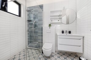 Regadera, secadora de cabello, toallas, papel de baño 