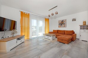TV - Enchanting Villa East with Pool and Jacuzzi (Krnica)
