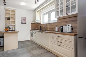 Køleskab, mikrobølgeovn, ovn, kogeplade