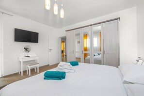 3 bedrooms, in-room safe, iron/ironing board, free WiFi - Enchanting Villa East with Pool and Jacuzzi (Krnica)