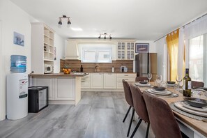 Køleskab, mikrobølgeovn, ovn, kogeplade