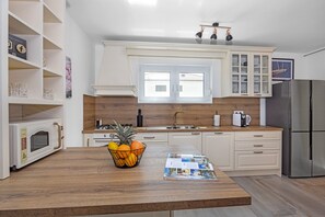 Fridge, microwave, oven, stovetop - Enchanting Villa East with Pool and Jacuzzi (Krnica)