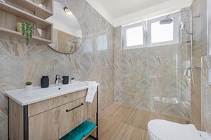 Dusche, Haartrockner, Handtücher, Toilettenpapier