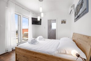 4 bedrooms, in-room safe, iron/ironing board, free WiFi