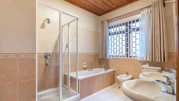 Dusche, Handtücher, Seife, Shampoo