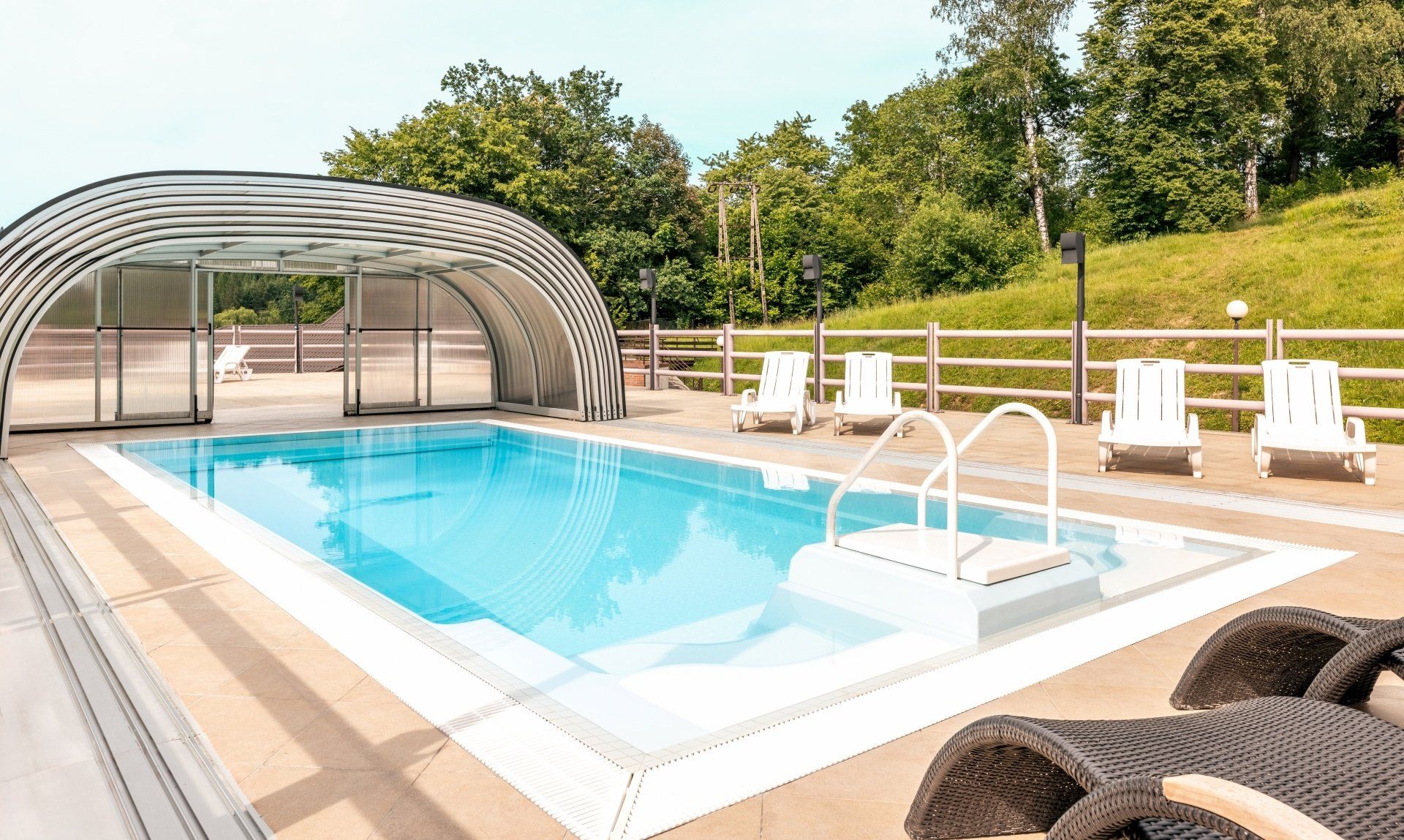 Una piscina amb zona coberta i seients relaxants.