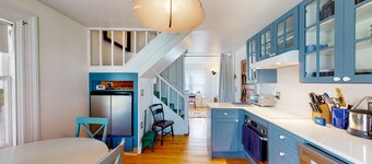 Charming dog-friendly studio with kitchenette, balcony, fast WiFi, & W/D