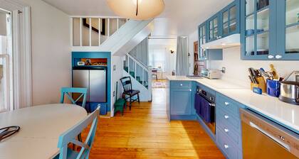 Charming dog-friendly studio with kitchenette, balcony, fast WiFi, & W/D