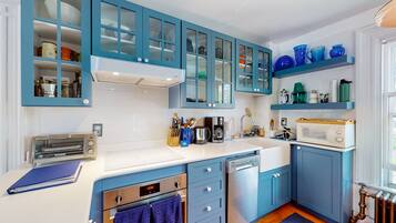 冰箱、微波炉、烤箱、炉灶