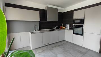 Kühlschrank, Mikrowelle, Ofen, Herdplatte