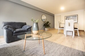 Apartment (202) | Living area | 40-inch Smart TV with cable channels - Wynwood San Martin in Miraflores (Lima)