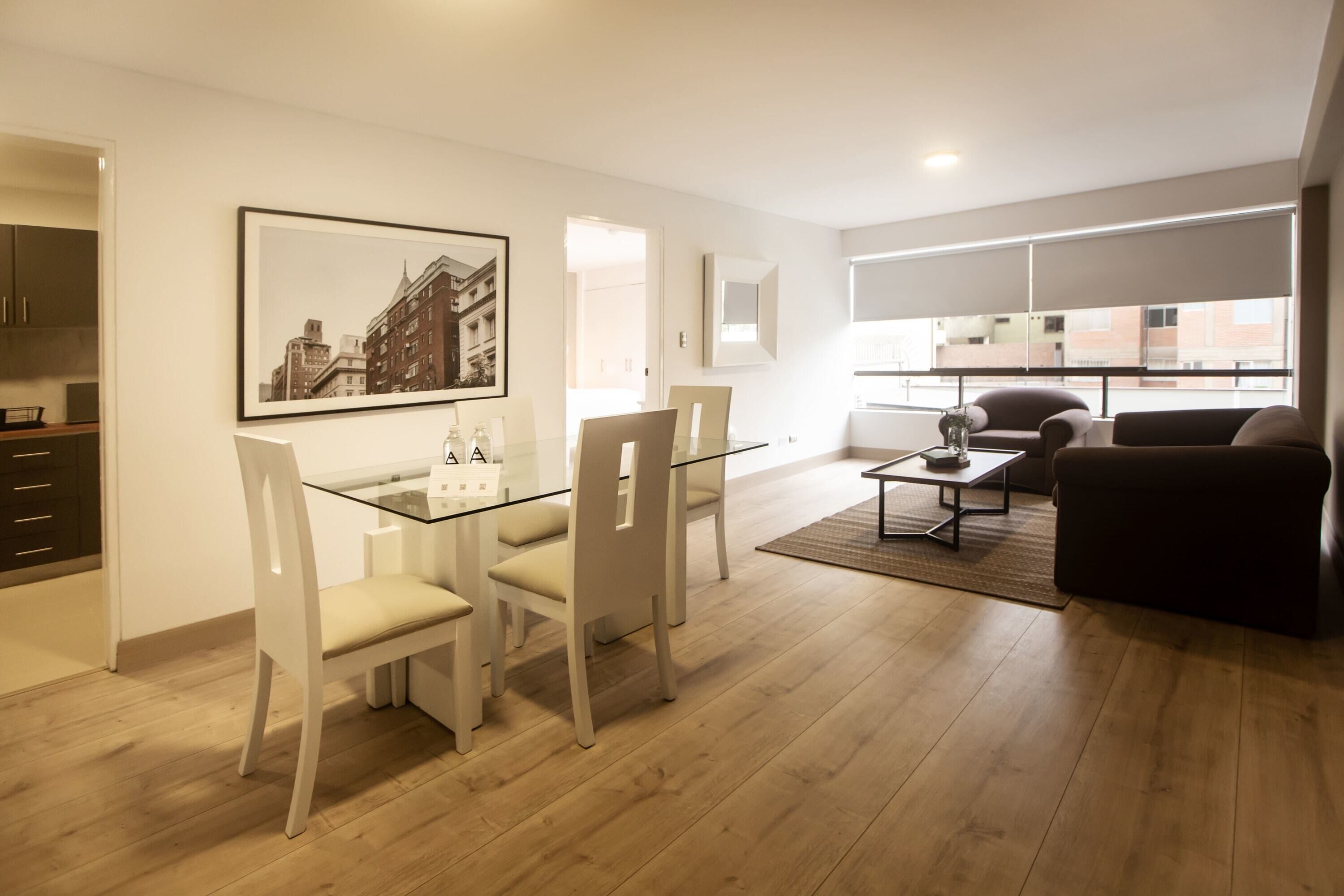 Een modern appartement met een eethoek, woonkamer en keuken.